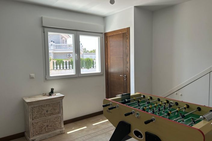 Image No.18-4 Bed Property for sale