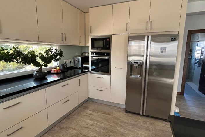 Image No.2-4 Bed Property for sale