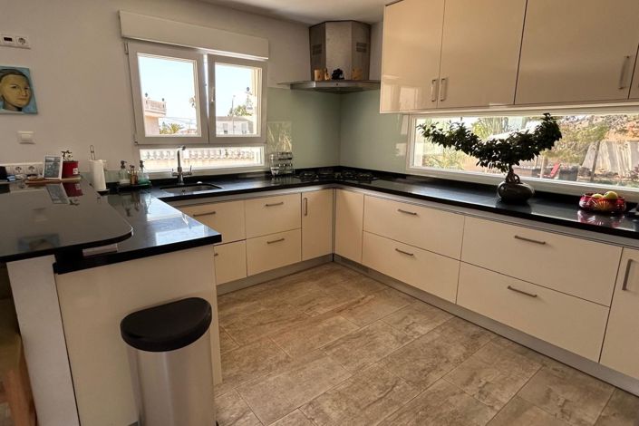 Image No.28-4 Bed Property for sale