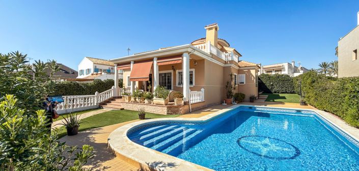 Image No.2-Villa de 5 chambres à vendre à Torrevieja