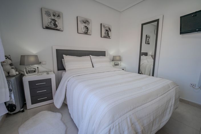 Image No.11-2 Bed Property for sale