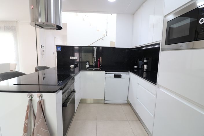 Image No.10-3 Bed Property for sale