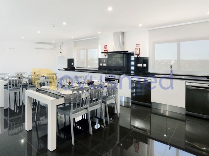 Image No.8-10 Bed House for sale