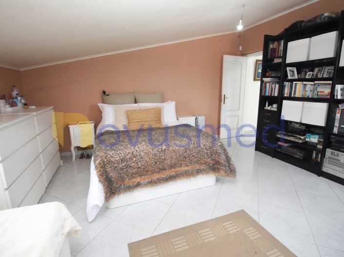 Image No.18-5 Bed House for sale