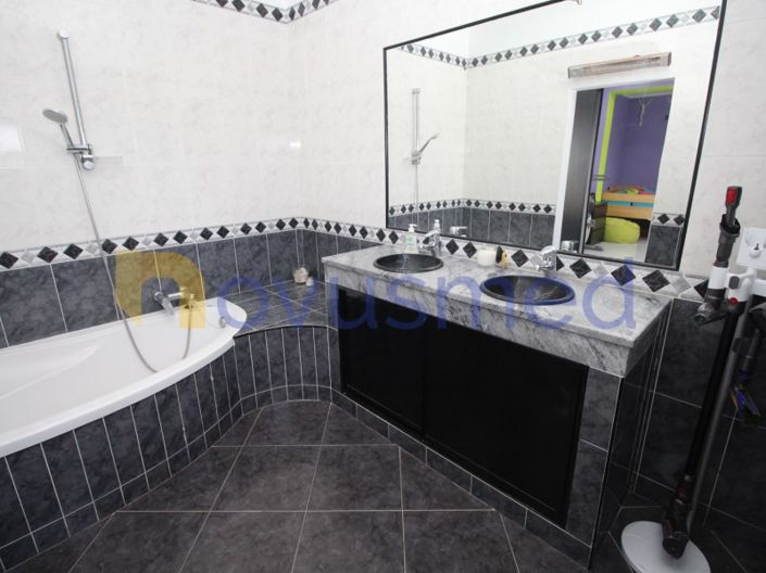 Image No.38-5 Bed House for sale