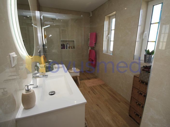 Image No.19-4 Bed House for sale