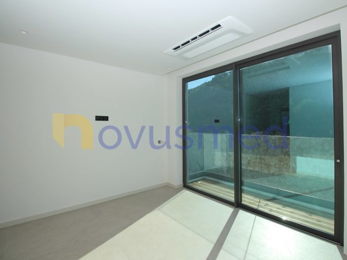 Image No.24-4 Bed House for sale