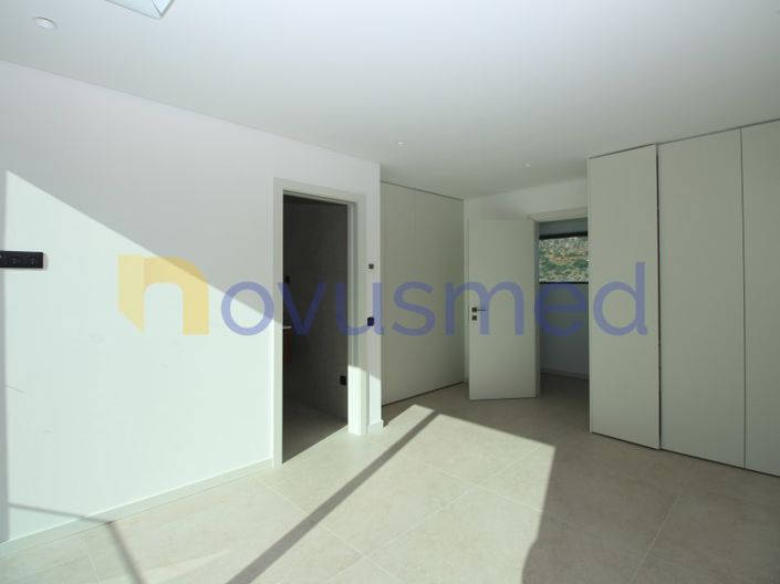 Image No.26-4 Bed House for sale