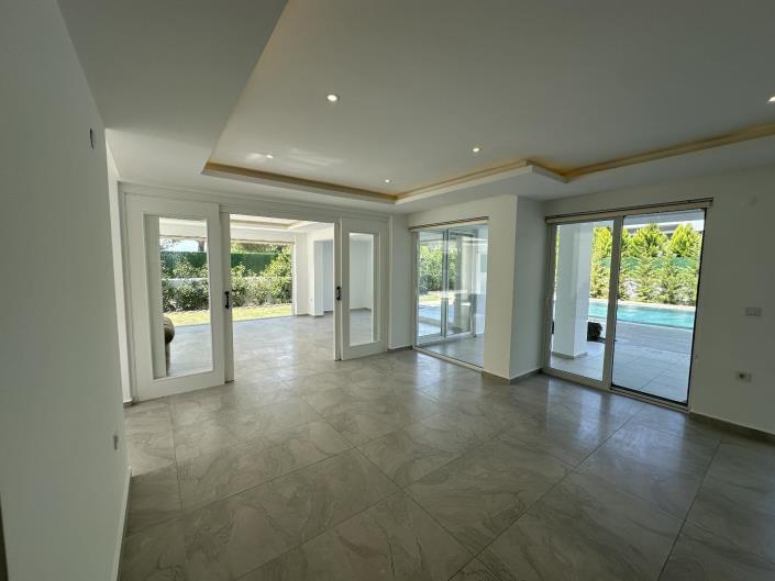 Image No.22-5 Bed Apartment for sale