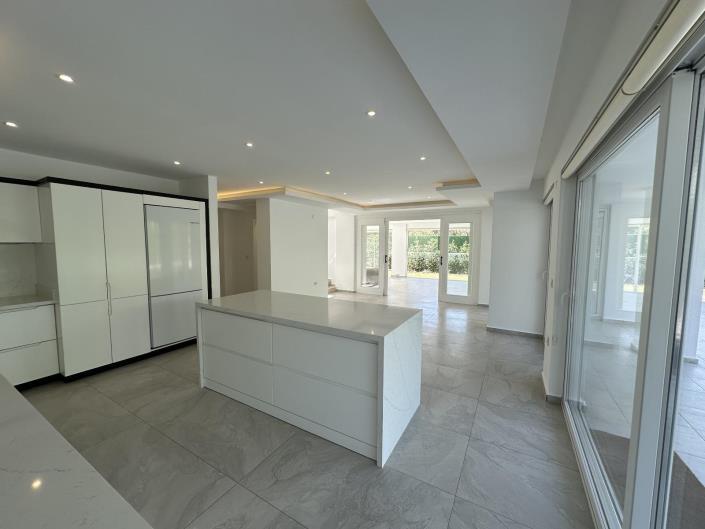 Image No.20-5 Bed Apartment for sale