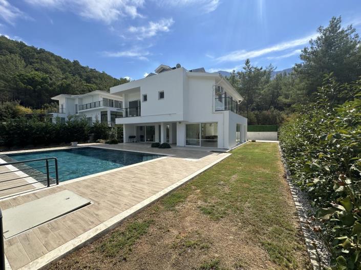 Image No.9-5 Bed Apartment for sale