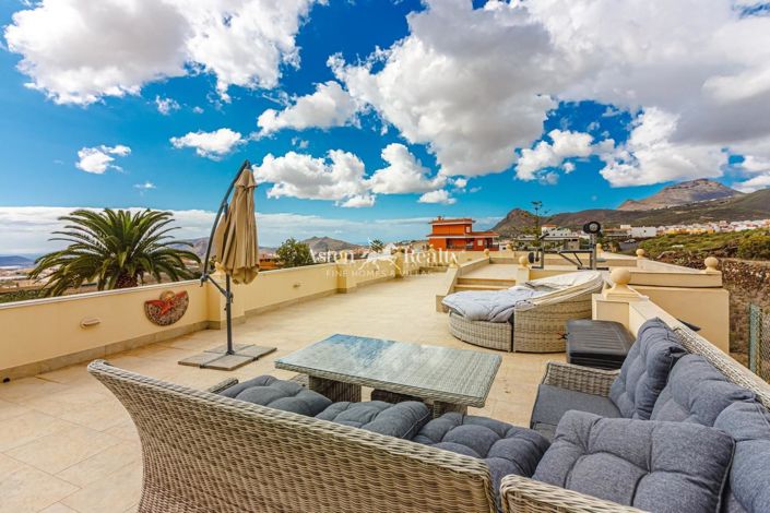 Image No.1-6 Bed Villa for sale
