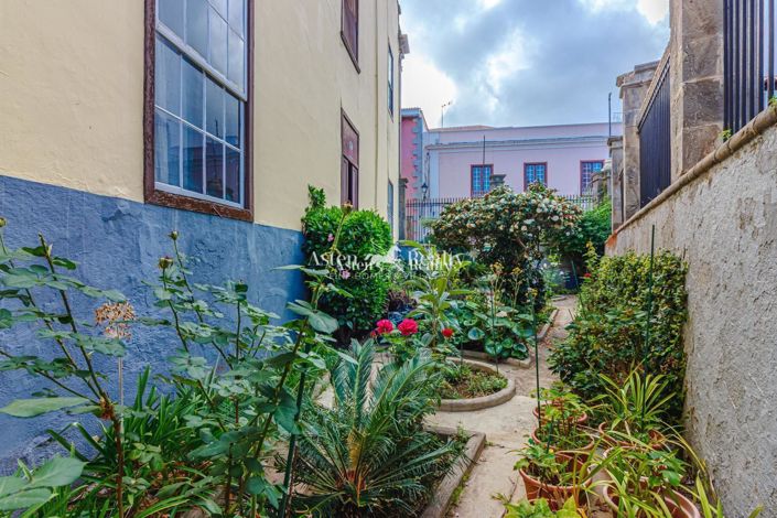 Image No.28-6 Bed House for sale