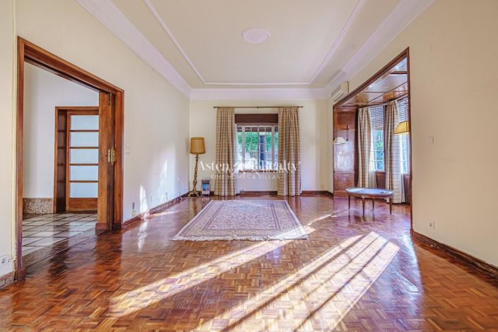 Image No.10-8 Bed Villa for sale