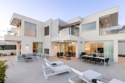 5 Bed Villa for sale