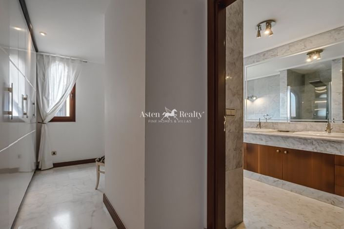Image No.34-5 Bed Villa for sale