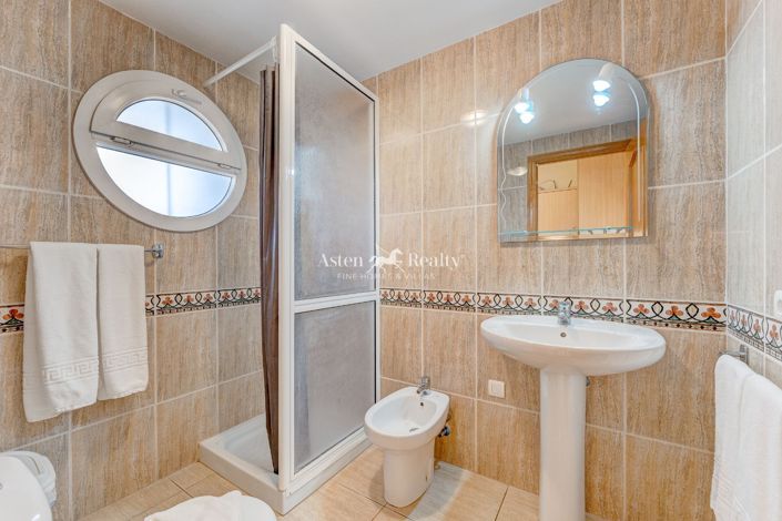 Image No.50-Propriété de 50 chambres à vendre à Arona