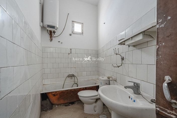 Image No.20-7 Bed House for sale