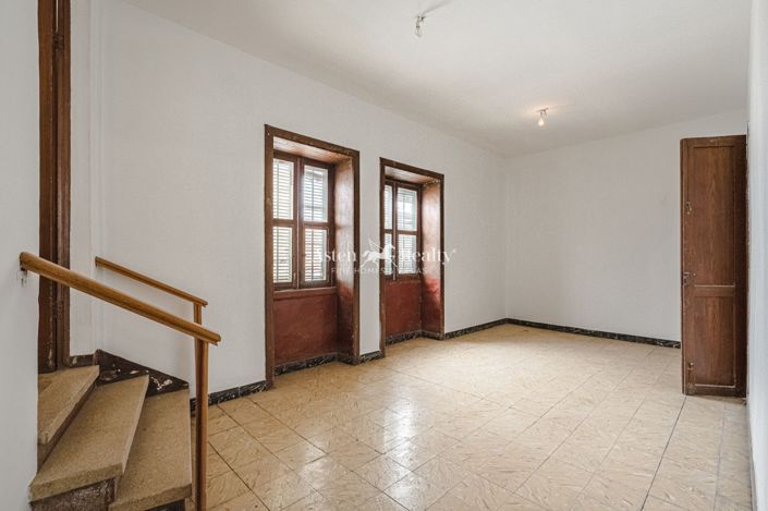 Image No.8-7 Bed House for sale