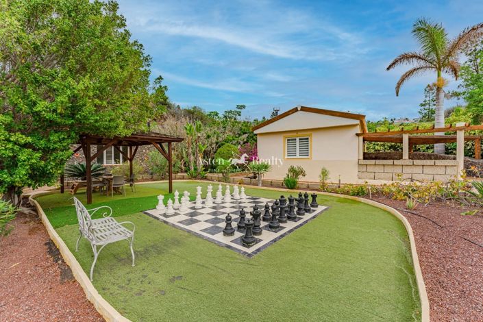 Image No.11-15 Bed Villa for sale