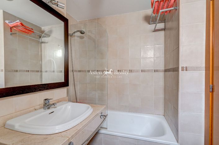 Image No.16-4 Bed House for sale