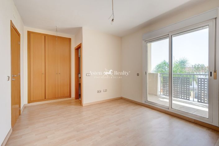 Image No.10-4 Bed House for sale