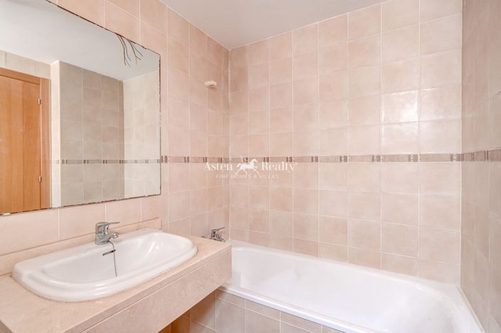 Image No.15-4 Bed House for sale