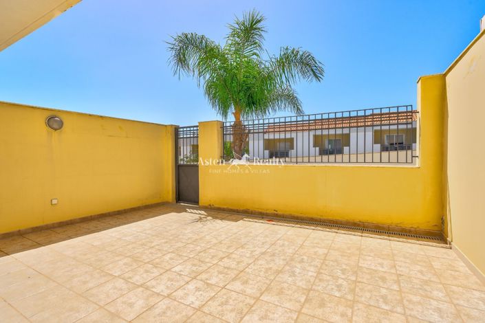 Image No.8-4 Bed House for sale
