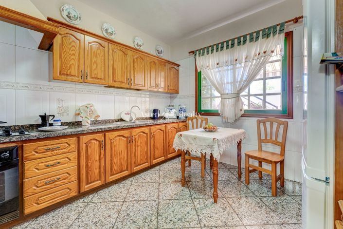 Image No.17-6 Bed House for sale