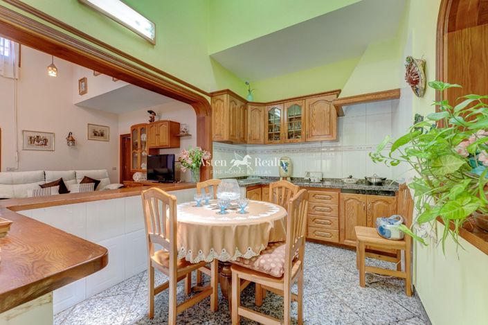 Image No.19-6 Bed House for sale