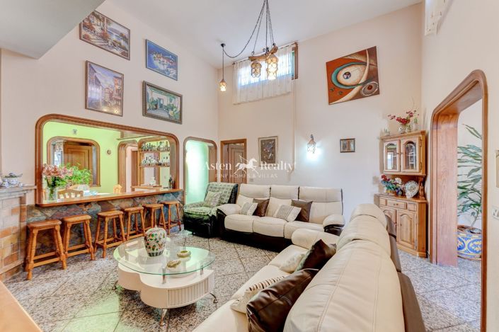 Image No.24-6 Bed House for sale