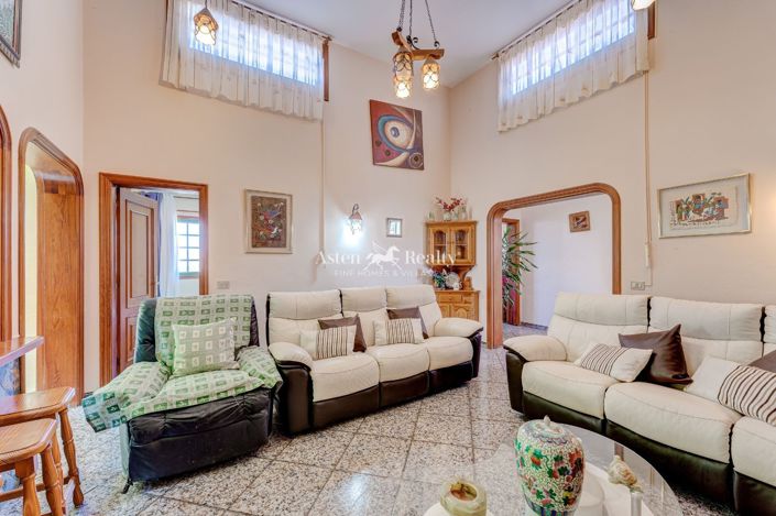 Image No.25-6 Bed House for sale