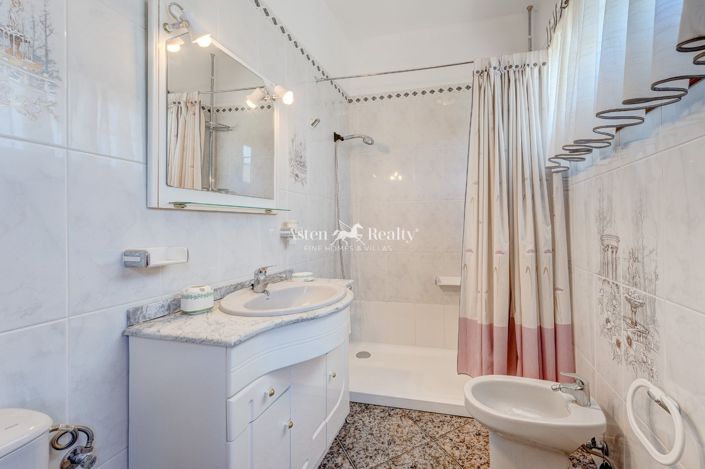 Image No.33-6 Bed House for sale