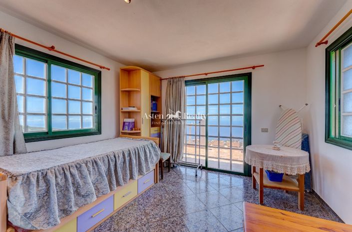 Image No.8-6 Bed House for sale