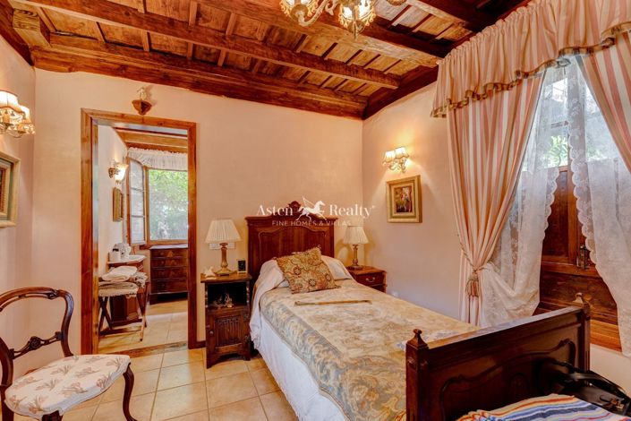 Image No.18-6 Bed House for sale