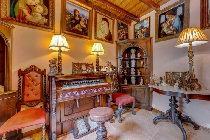 Image No.9-6 Bed House for sale