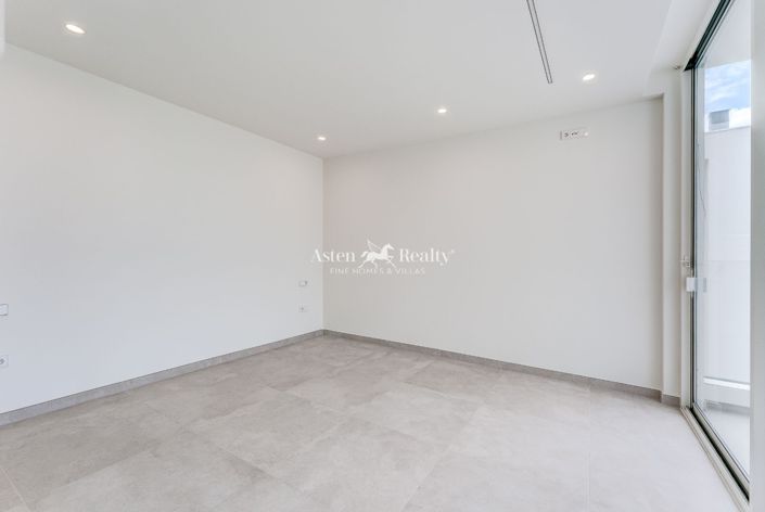 Image No.28-3 Bed Villa for sale