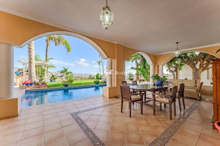 Image No.2-6 Bed Villa for sale