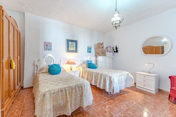 Image No.12-5 Bed House for sale