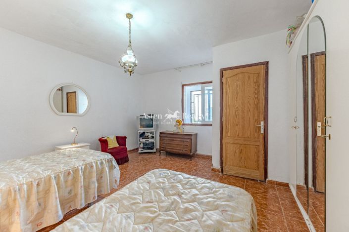 Image No.13-5 Bed House for sale