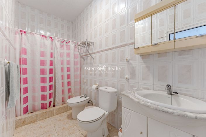 Image No.18-5 Bed House for sale