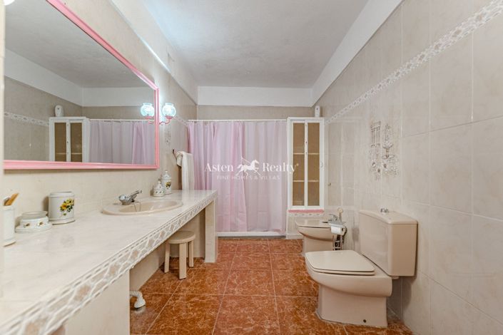 Image No.8-5 Bed House for sale