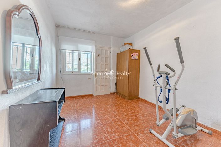 Image No.9-5 Bed House for sale