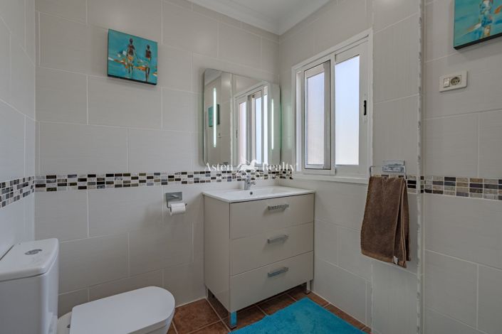 Image No.12-6 Bed House for sale