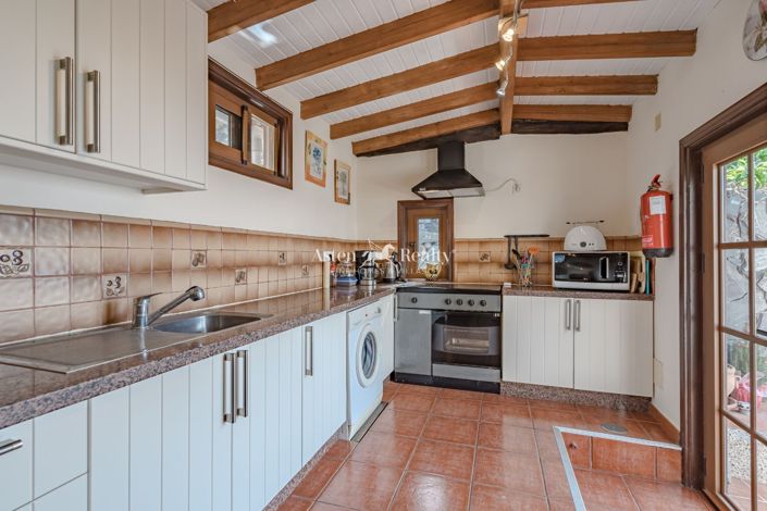 Image No.18-6 Bed House for sale