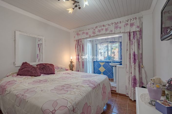 Image No.2-6 Bed House for sale