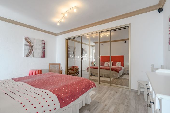 Image No.25-6 Bed House for sale