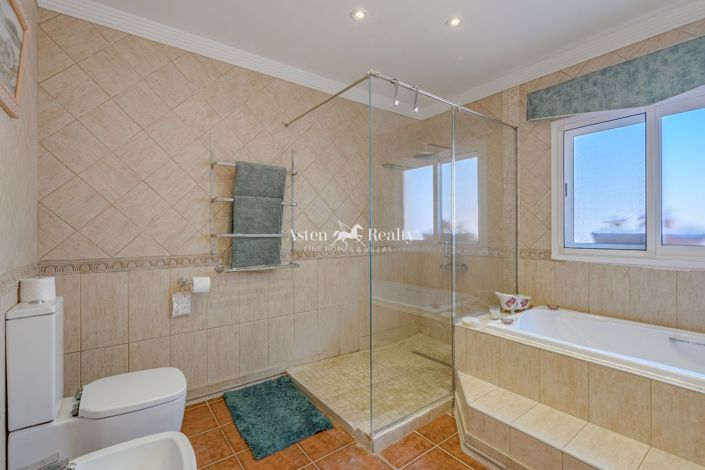 Image No.6-6 Bed House for sale