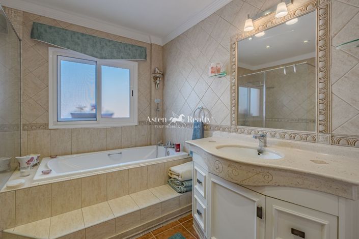 Image No.7-6 Bed House for sale