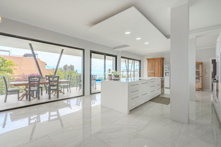 Image No.1-9 Bed Villa for sale